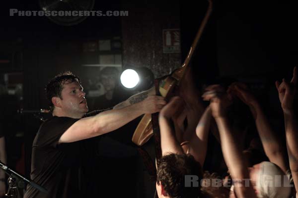 AND YOU WILL KNOW US BY THE TRAIL OF DEAD - 2013-04-17 - PARIS - La Maroquinerie - Jason Patrick Reece